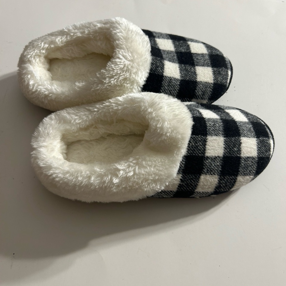 KHOL’S WOMEN’S BUFFALO PLAID BLACK AND WHITE COZY SLIPPERS SIZE M(7-8)